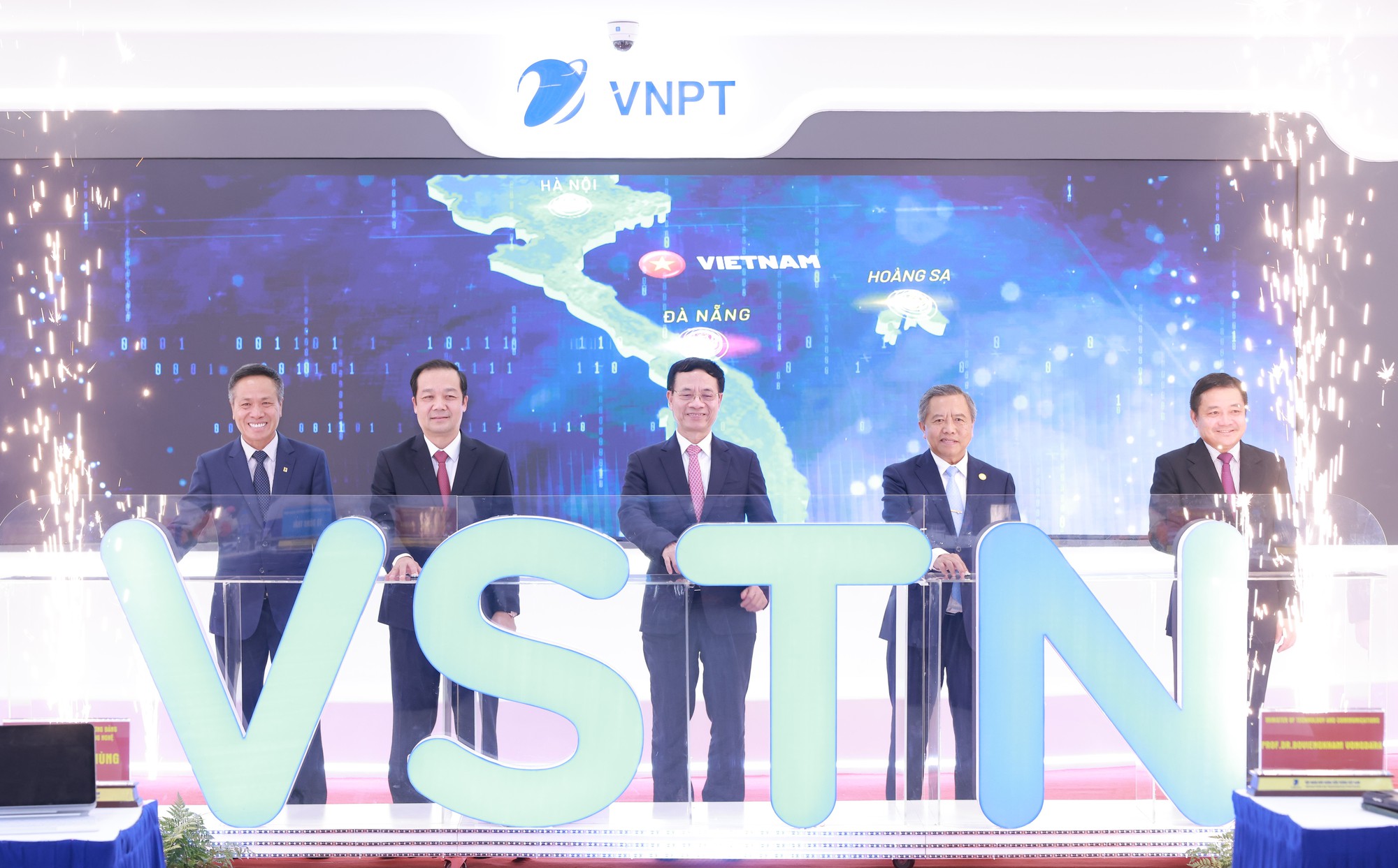 Tập đoàn VNPT khai trương tuyến cáp quang đất liền quốc tế đầu tiên của người Việt